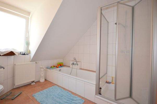 ..mit Badewanne und Dusche