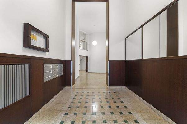 Briefkastenanlage mit Informationstafel im exklusiven Foyer