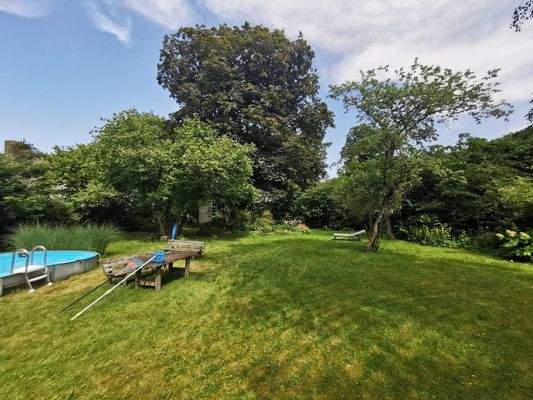 Weitläufiger Garten mit Poolanlage – ein Idyll zur Erholung im Grünen.