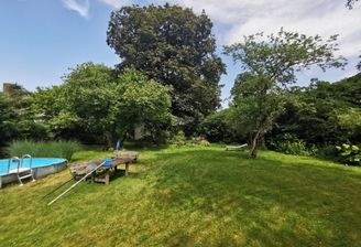 Weitläufiger Garten mit Poolanlage – ein Idyll zur Erholung im Grünen.