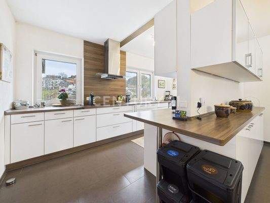 Moderne und große Küche