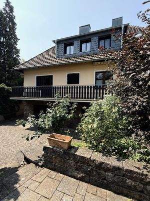 Ansicht mit Balkon und Garage
