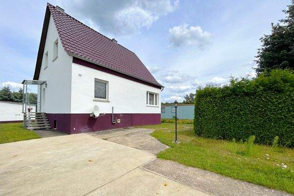 befestige Zufahrt vor dem Haus