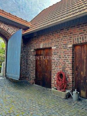 Türen ehemalige Ställe (heute Werkstatt)