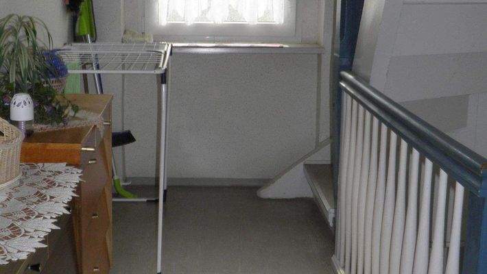 Treppenflur mit Fenster im OG