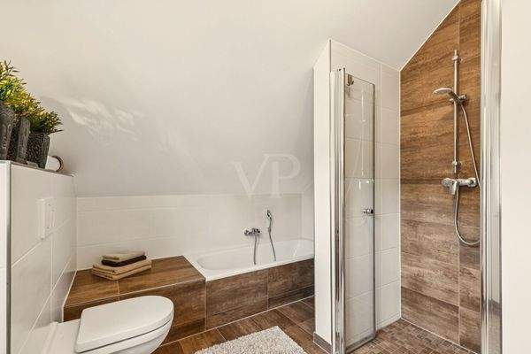 Badezimmer mit bodengleicher Dusche