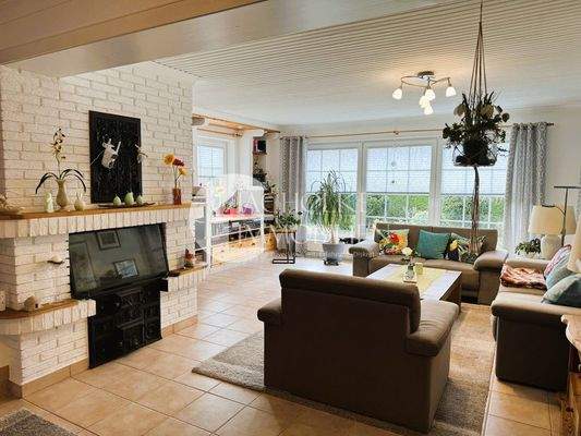 Wohnzimmer mit Kamin EG