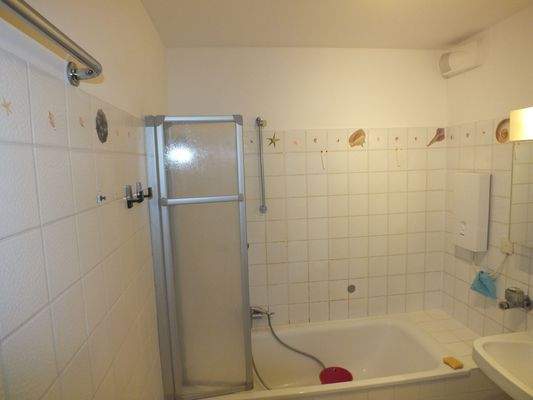 Badezimmer mit Wanne 