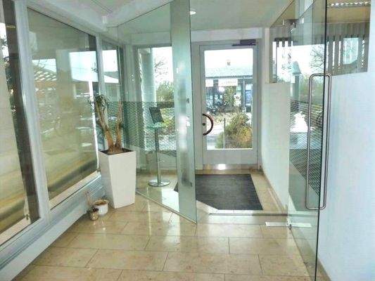 Eingang zum Büro mit verglastem Windfang (EG)