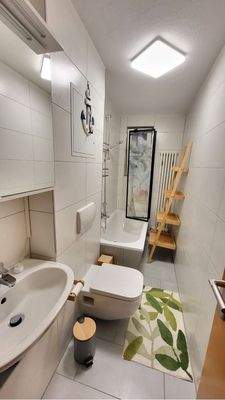 Bad mit Wanne und Fenster