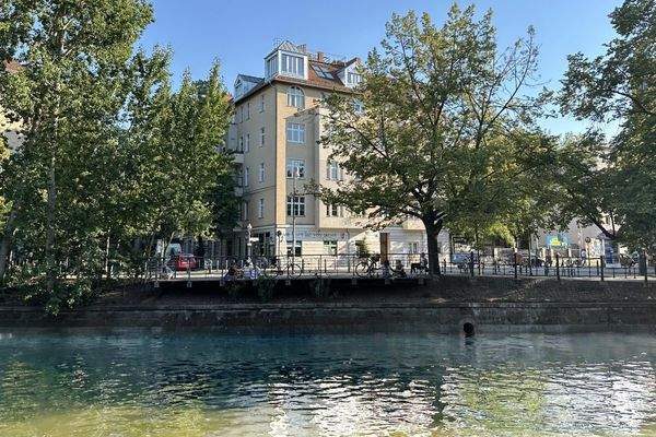 Entspannte Atmosphähre an der Uferpromenade direkt vor dem Haus
