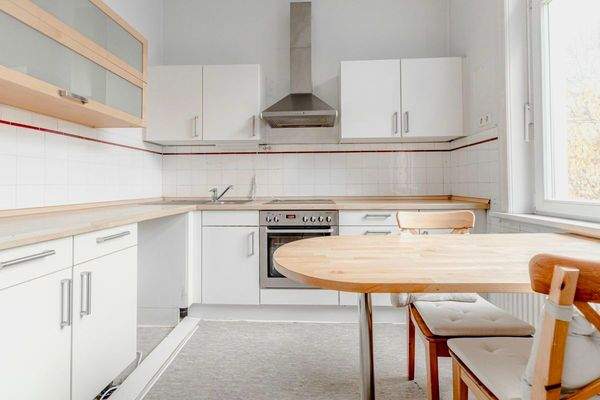 Gepflegte Einbauküche mit Sitzmöglichkeit