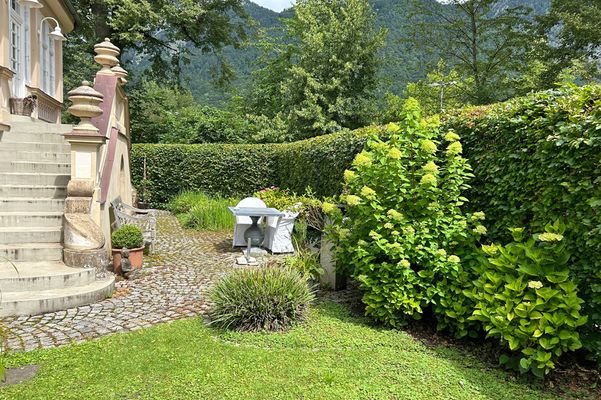 Der romantische Garten mit gemütlichen Sitzecken