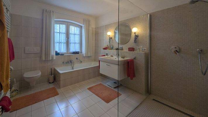 Bad mit ebenerdiger Dusche und Wanne