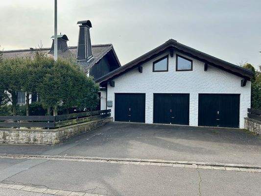 zwei Garagenstellplätze im Nachbargebäude