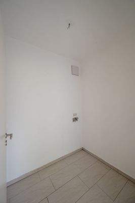 Praktische Abstellkammer mit Waschmachinenanschluss