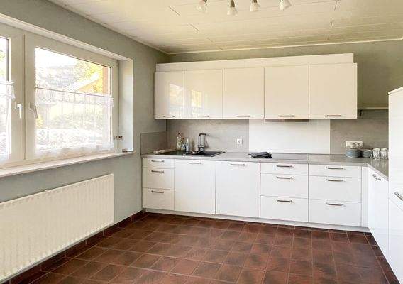 attraktive Küche mit modernen Einbaugeräten