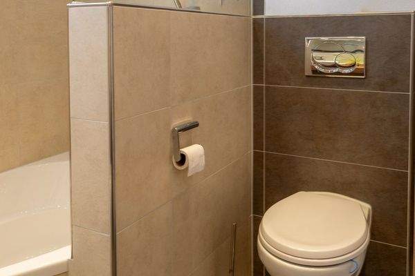 Zauberhafte Maisonette-Gartenwohnung mit XXL-Garage, Carport und eigenem Garten – Baujahr 2007