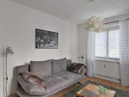 breites Sofa und Leselampe