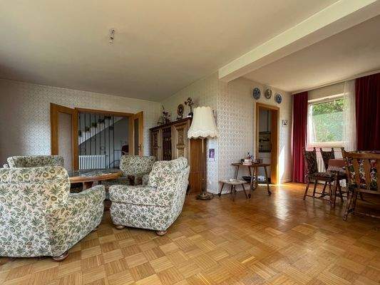 Großzügig angelegtes Wohnzimmer als Mittelpunkt des Wohnbereichs