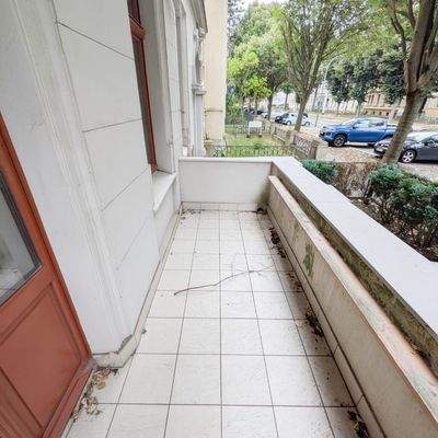 Balkon straßenseitig