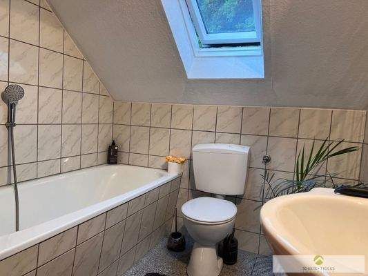 Tageslicht-Dusch-Wannen-Bad im Dachgeschoss