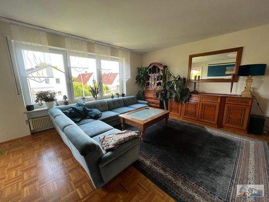 Wohnzimmer mit Zugang zum Balkon