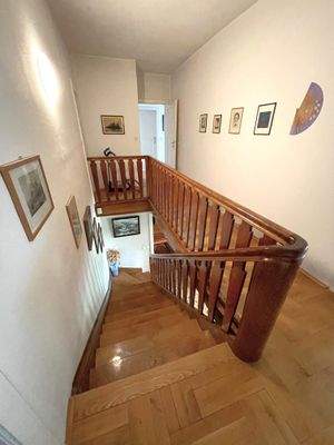 Treppenaufgang mit Vollholztreppe