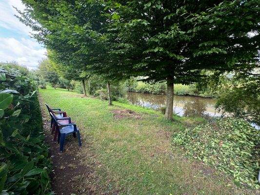 Gemütlicher Platz am Bachlauf