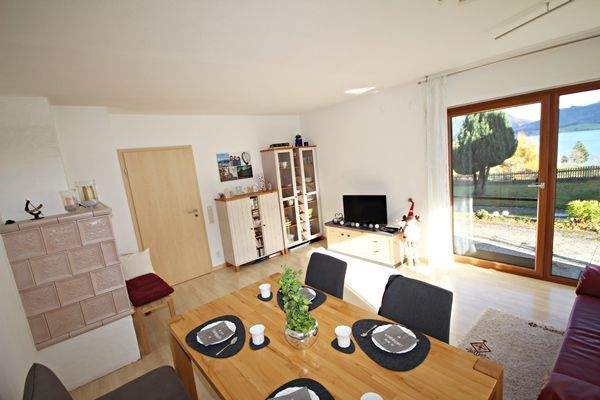 Berge, See, Kamin: Ein Wohnzimmer zum Verweilen.