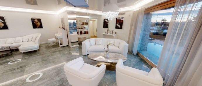 Wohnzimmer mit Blick auf Outdoor-/ Indoor-Pool