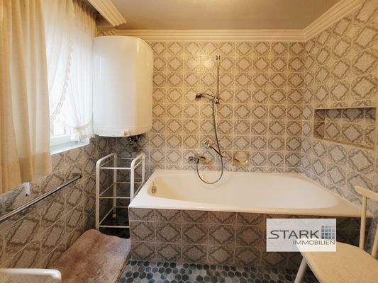 OG Badezimmer mit Wanne.jpg