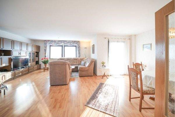 Wohnzimmer mit Zugang zum Balkon