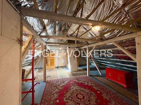 EV - Eigener Dachboden mit enormem Stauraum-Potenzial