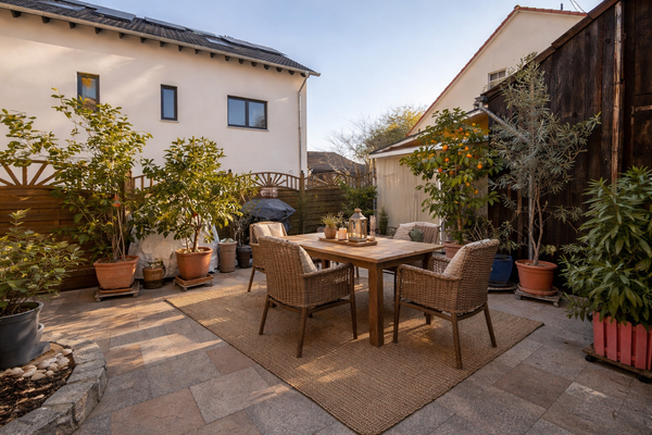 mögliche Einrichtung Terasse (KI)