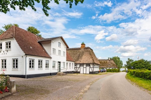 2. Gebäudeansicht mit Terrasse vor dem Haus.jpg