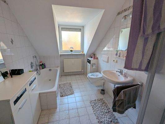 Badezimmer mit Dusche und Badewanne