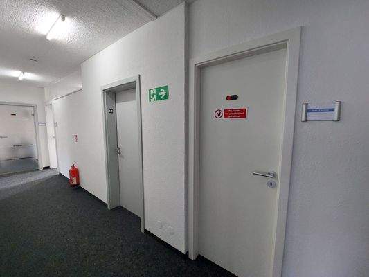 Flur vor Serverraum und WC