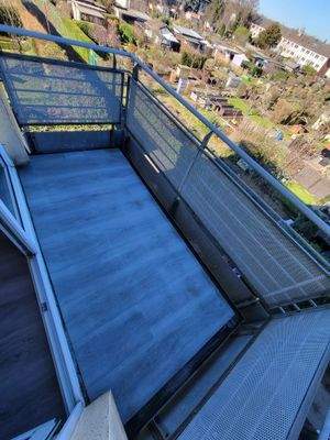 Balkon 1 mit modernem Bodenbelag.jpeg