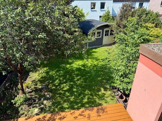 Blick in den Garten vom Balkon