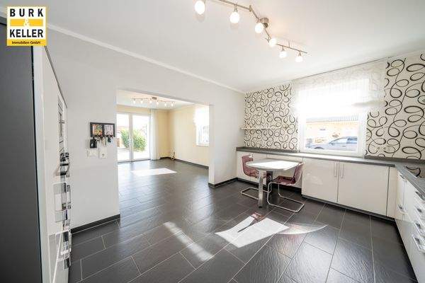 Offene Küche mit Blick ins Wohnzimmer