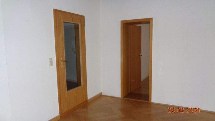 Wohnzimmer links Tür zum Flur, rechts Schlafzimmer.JPG