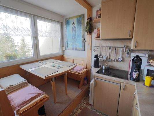 Kleine Küche mit Sitzgelegenheit