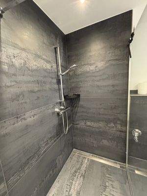 großzügige Dusche.JPG