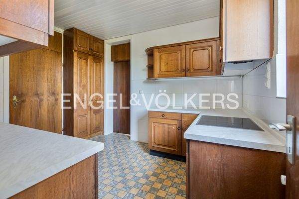 Geräumige Küche mit Speis und Durchgang zum Essber