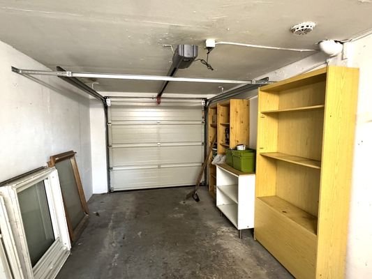 Garage mit elektr. Tor
