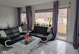 Wohnzimmer mit Balkon