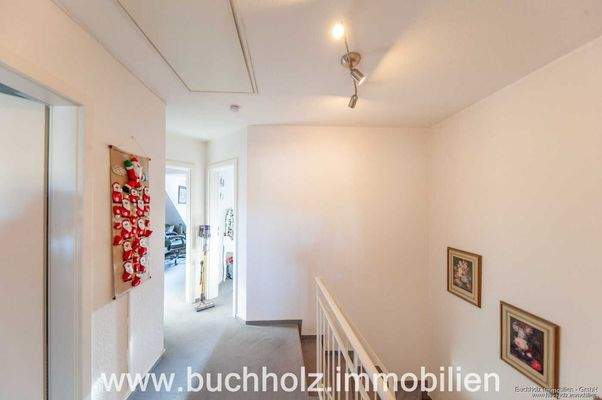 Treppenaufgang und Flur im Dachgeschoss