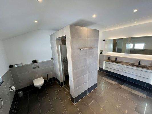 Bad mit Wanne und Dusche