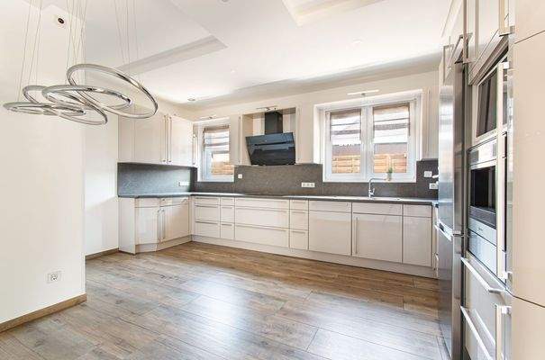 Moderne und großzügige Küche im Hinterhaus